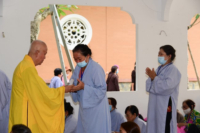 Giving gifts to oncology  patients attending One Day Retreat